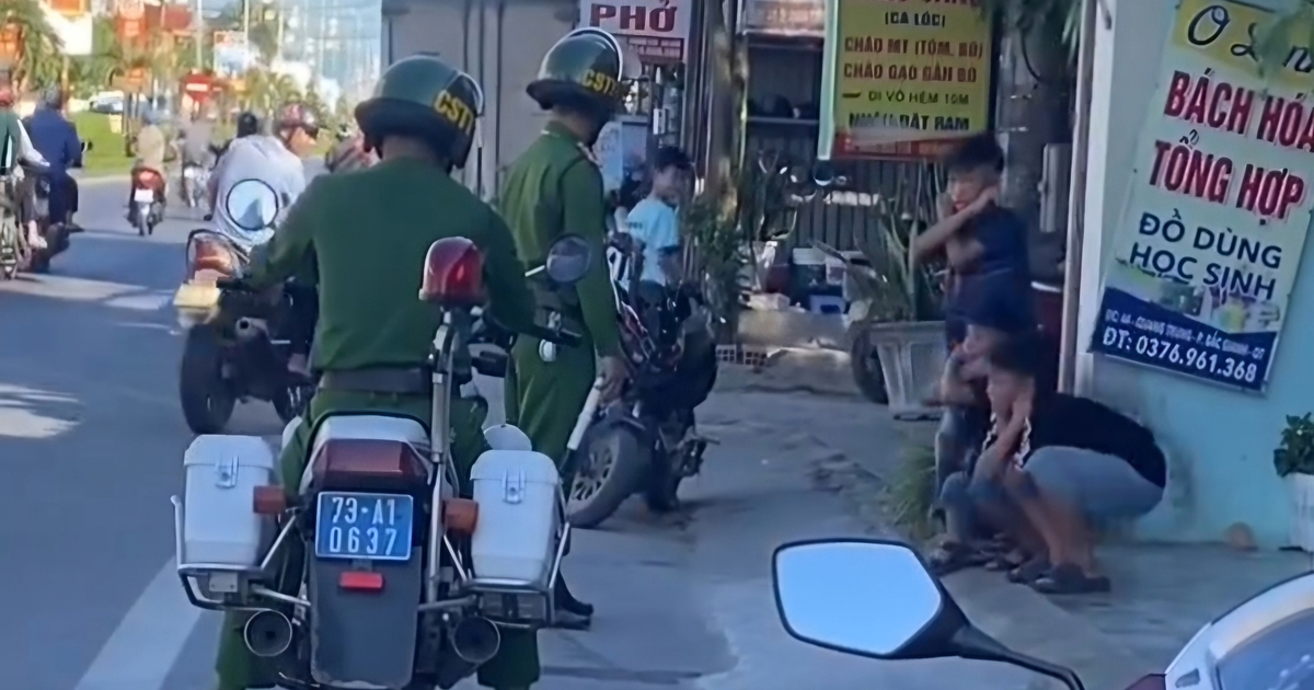 Đi xe máy điện không đội mũ bảo hiểm, 3 học sinh bị 'phạt' theo cách độc