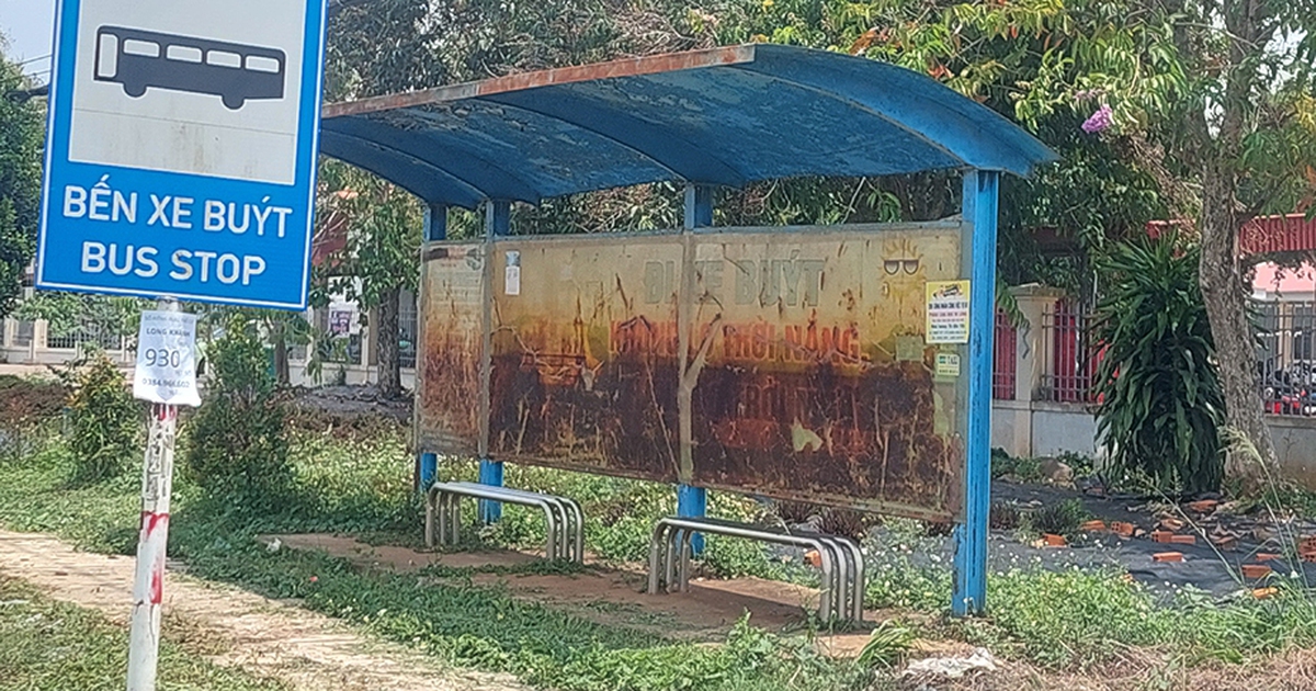 Trạm chờ xe buýt xuống cấp