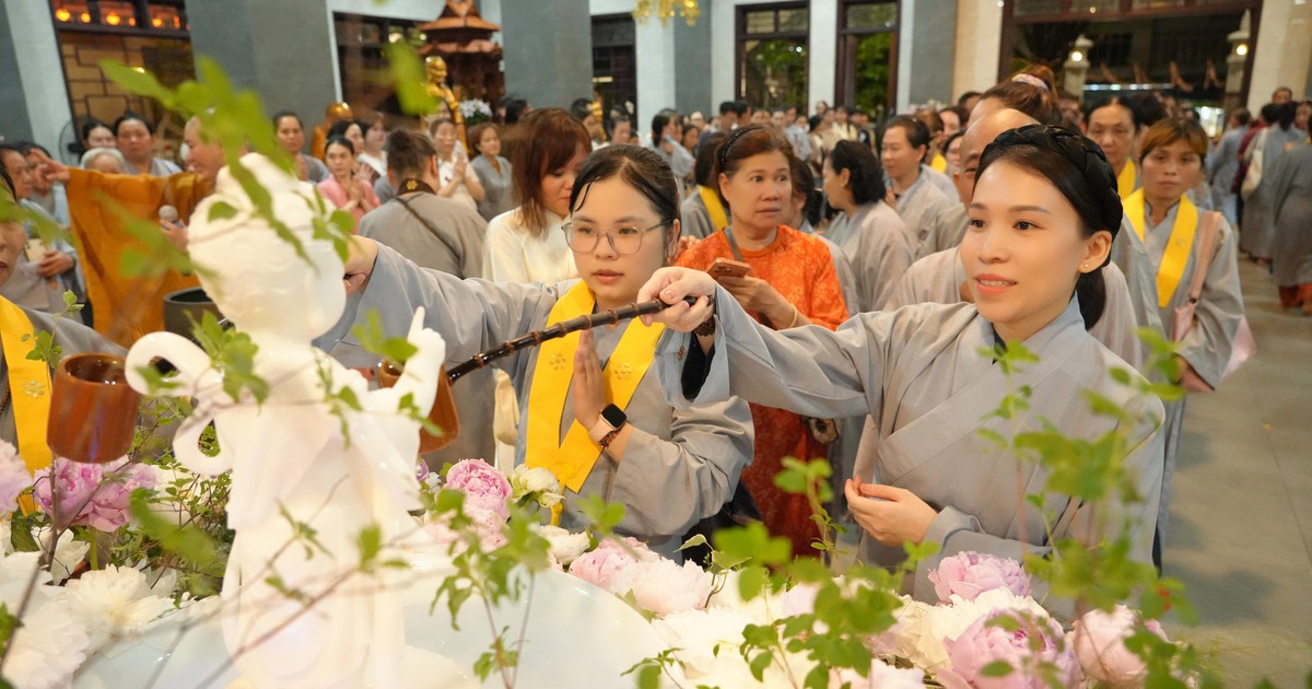 Người dân TP.HCM đi chùa tắm Phật, tìm bình an mùa Phật đản 2026