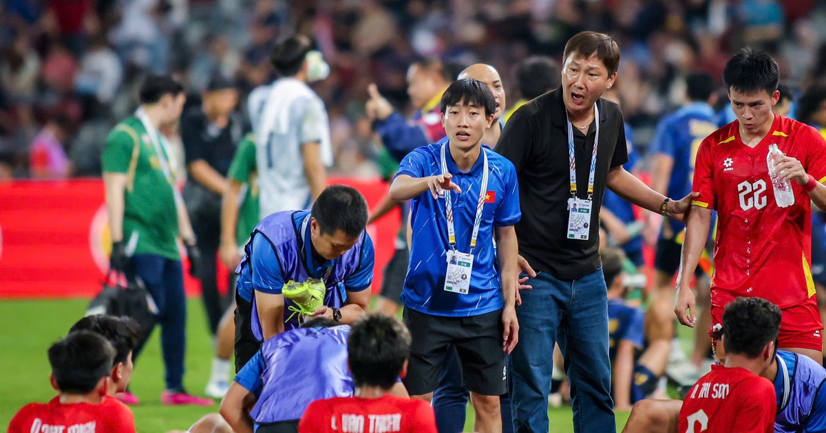 Bảo vệ ngôi vương AFF Cup 2026: Áp lực kép cho HLV Kim Sang-sik đến từ đâu?