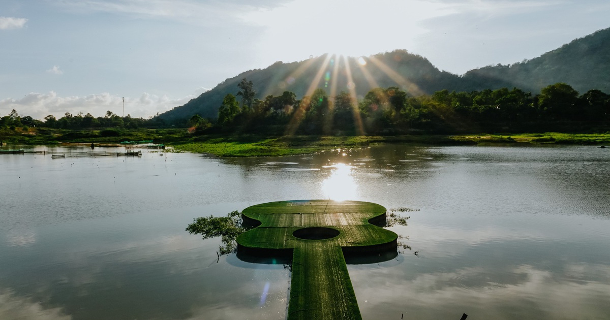 Về hồ Ô Thum ngắm non nước hữu tình, thưởng thức gà đốt lá chúc