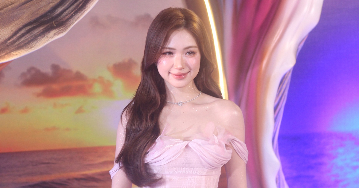 Hòa Minzy gợi cảm đến mừng 'người quen' lấn sân điện ảnh