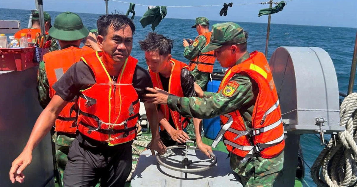 Cứu sống 11 người trên tàu chìm ở Hải Phòng