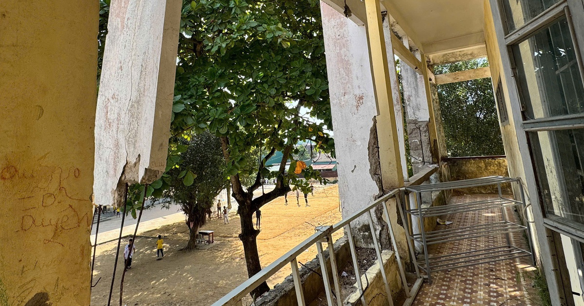 Trường nội trú Quảng Trị xuống cấp nghiêm trọng, lan can gãy, bê tông rơi từ trần nhà