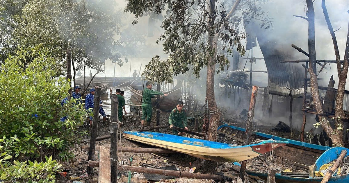 Bộ đội biên phòng và cảnh sát biển khống chế vụ cháy nhà dân ở Cà Mau