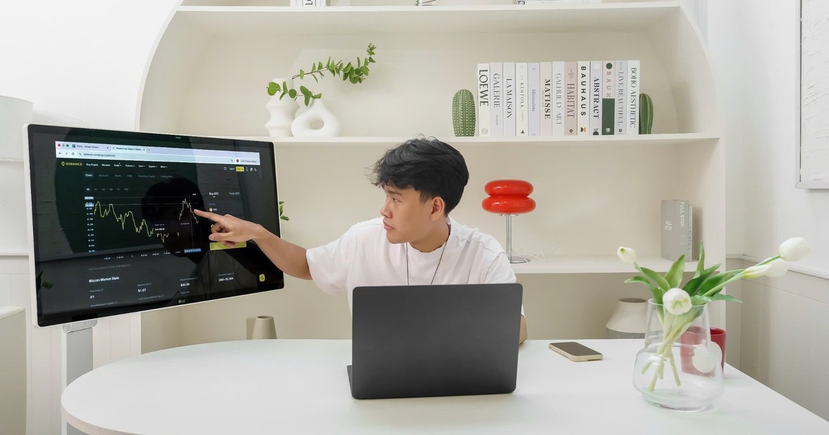 Biến gian phòng nhà bạn thành văn phòng di động với màn hình LG Smart Monitor Swing