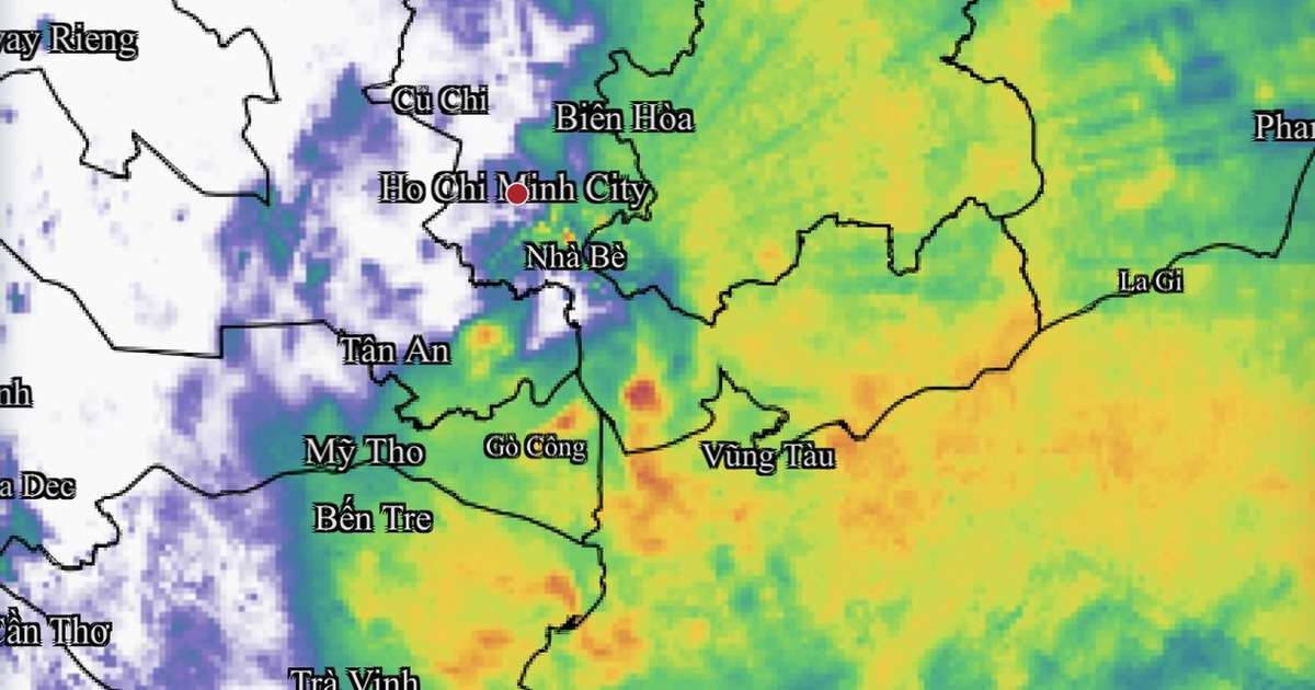 Khối mây giông khổng lồ bao trùm cả miền Đông và Tây Nam bộ