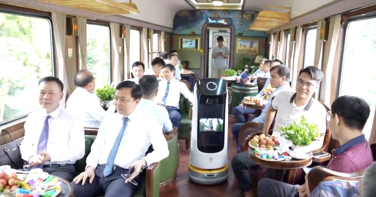 Lần đầu tiên đường sắt đưa robot AI phục vụ trên tàu