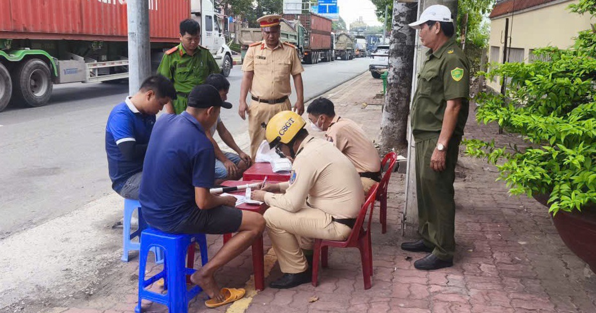 Bị lập biên bản nồng độ cồn, người đàn ông đòi lao ra đường tự tử