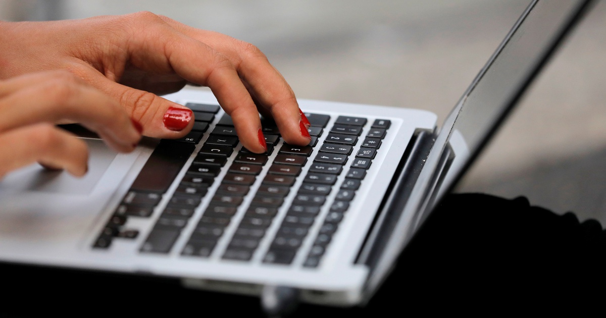 Chọn vỏ nhựa hay kim loại để giúp laptop mát hơn?