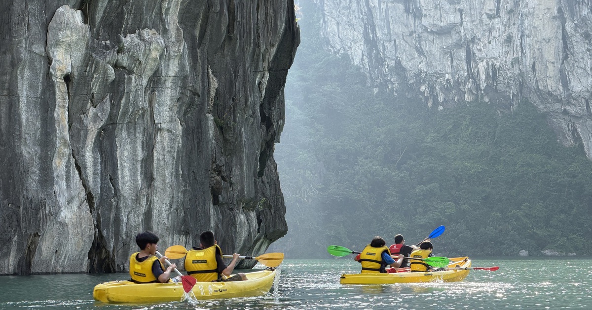 Dịp lễ 30.4 - 1.5: Chèo kayak, lách qua hang đá khám phá vịnh Hạ Long