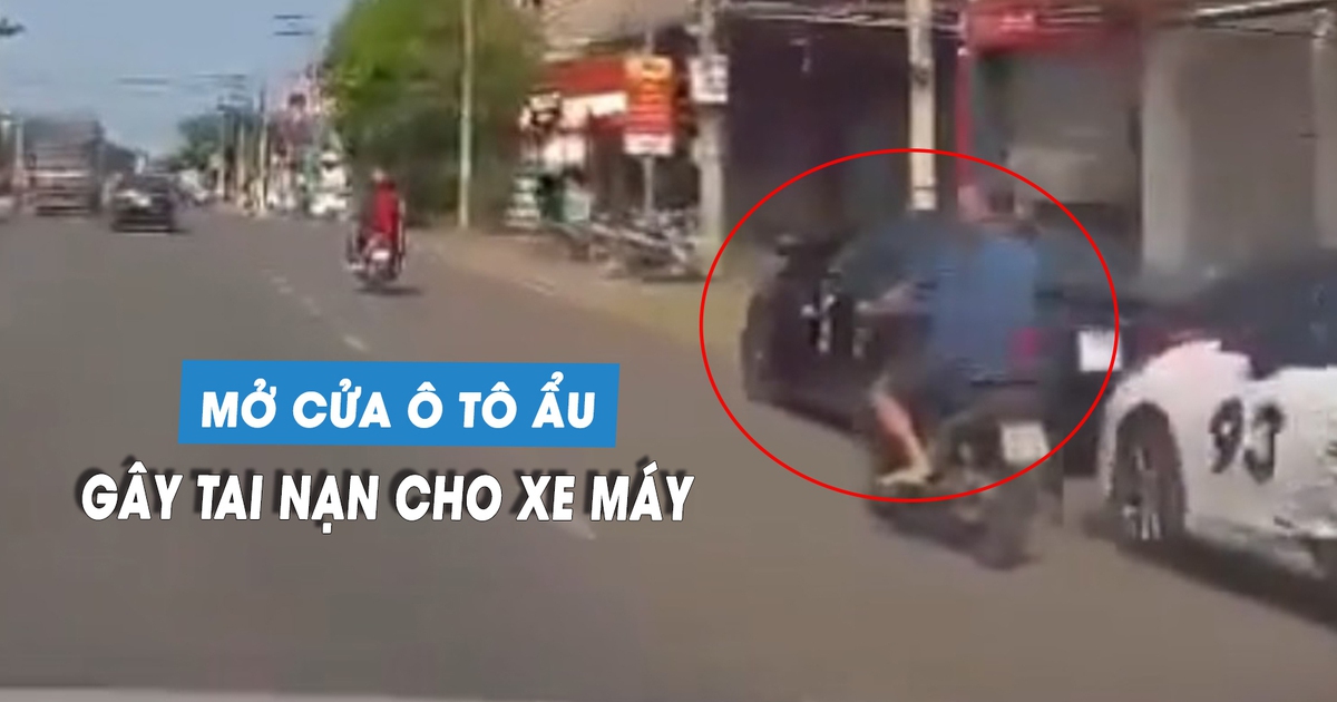 'Rùng rợn' tài xế mở cửa ô tô ẩu, gây tai nạn nghiêm trọng cho xe máy