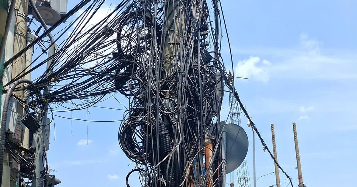 Chùm dây cáp nhìn... thấy ghê !