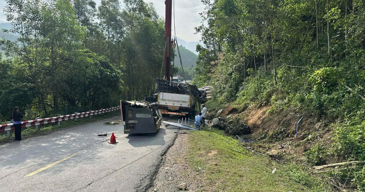 Lật xe ô tô tải dưới chân đèo Violak, 2 người tử vong trong đêm