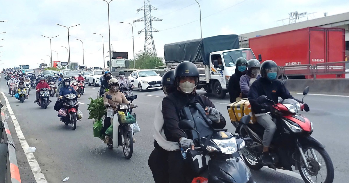 Dòng người từ các tỉnh thành đổ về TP.HCM sau kỳ nghỉ dài