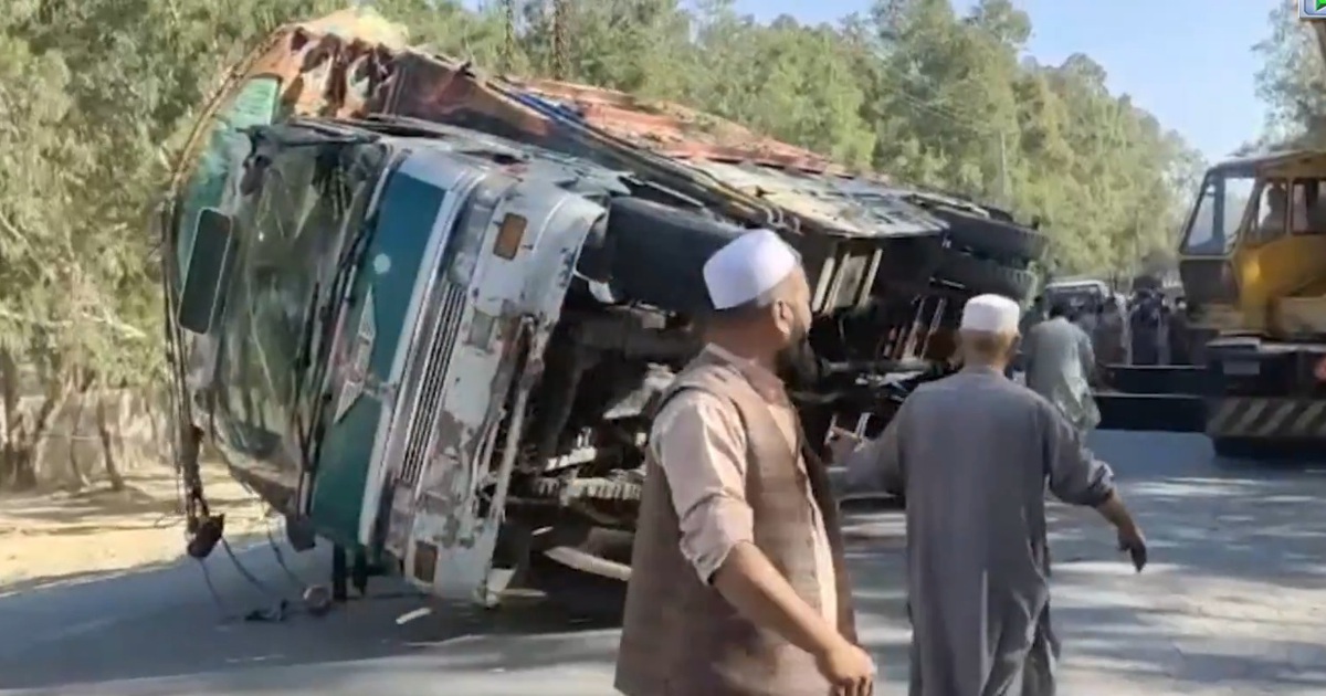T&agrave;i xế ngủ gật, xe chở người tị nạn Afghanistan lật &uacute;p: &iacute;t nhất 22 người chết