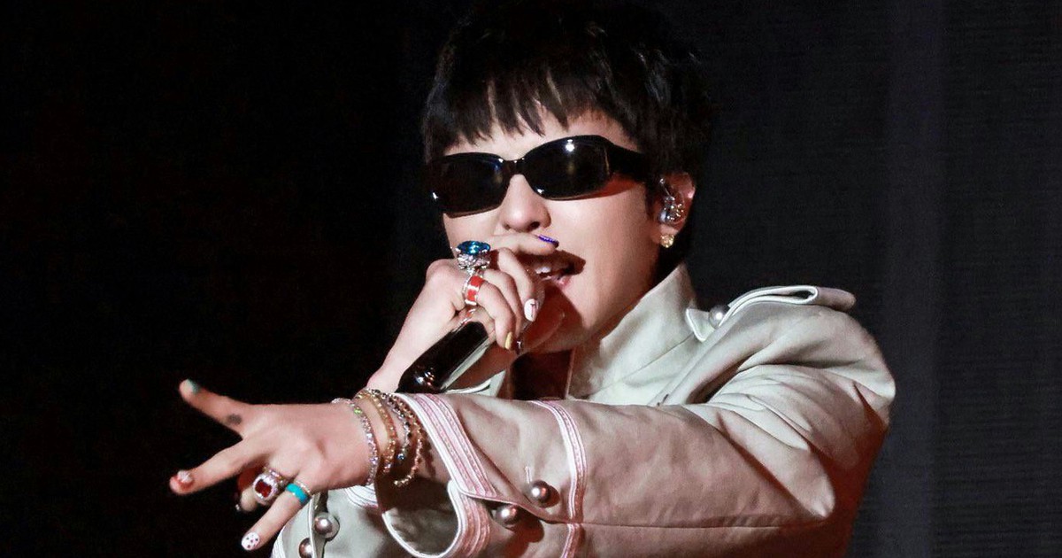 G-Dragon bị chỉ trích vì trang phục biểu diễn, công ty lên tiếng xin lỗi