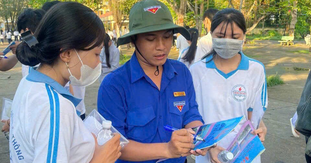 Thầy giáo làm điều này ở cổng trường thi hơn một thập kỷ