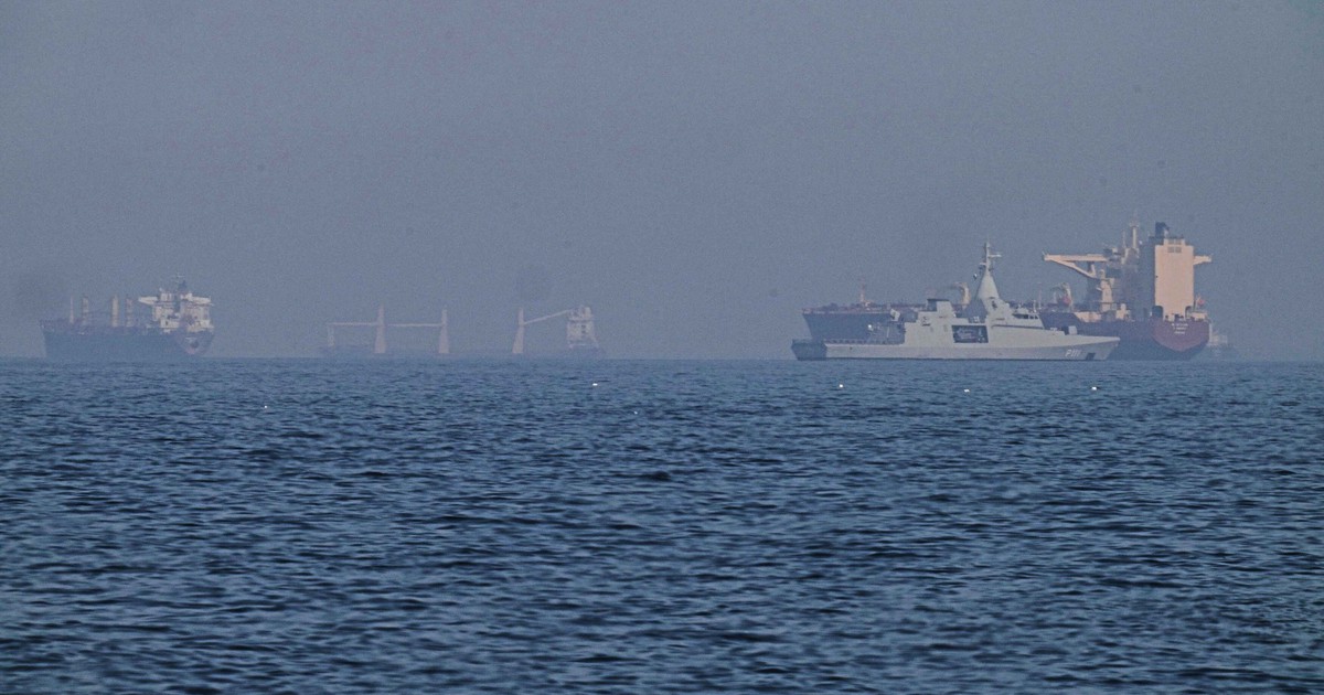 Mỹ bắt đầu giải tỏa tàu thuyền khỏi eo biển Hormuz