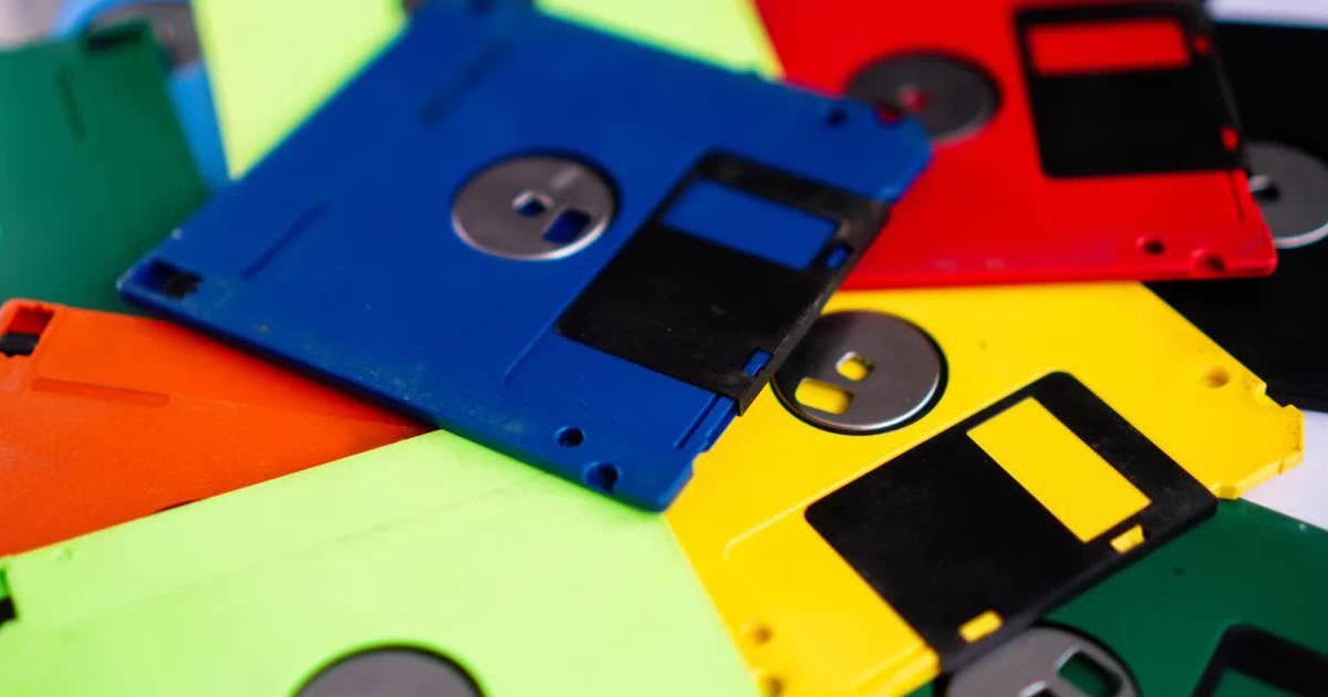 Tại sao Floppy Disk được gọi là 'đĩa mềm' dù cứng cáp và bền bỉ?