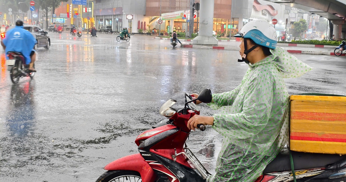 Chiều nay, TP.HCM nhiều nơi mưa lớn như trút nước