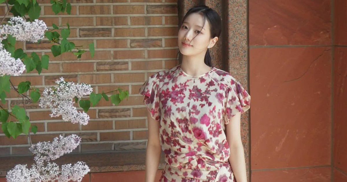 Váy hoa và bảng màu tươi sáng mang đến vẻ ngoài dịu mắt