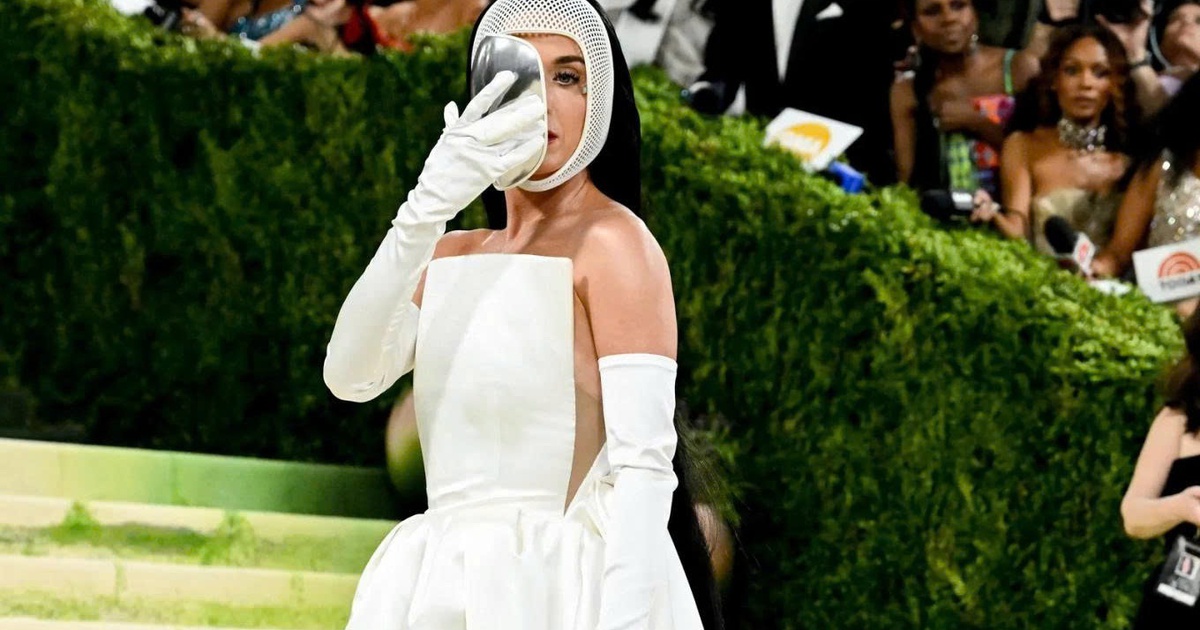 Nicole Kidman bị chế giễu, Katy Perry diện style robot tại Met Gala