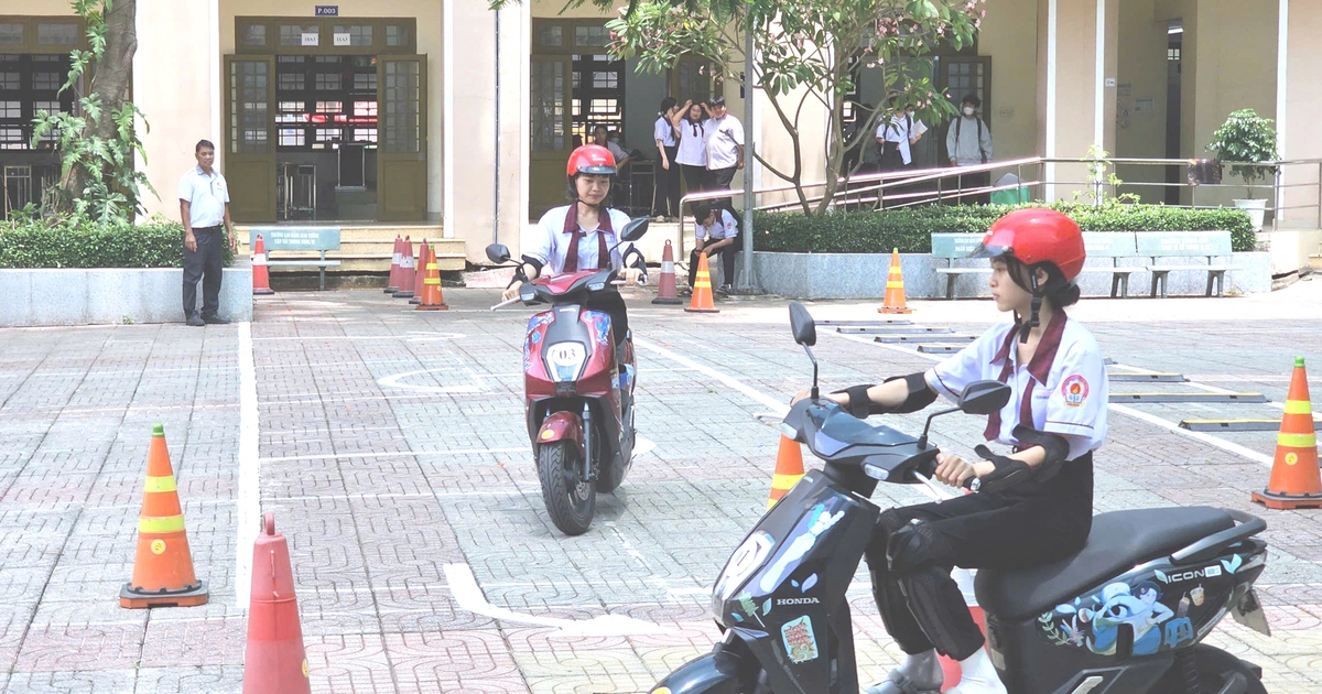 CSGT TP.HCM vào trường dạy học sinh tránh 'điểm mù' xe tải
