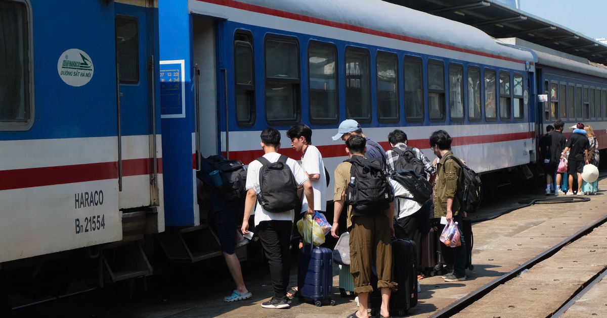 Vé tàu cao điểm hè năm nay tăng tới 10%, làm sao 'săn' được khuyến mãi?