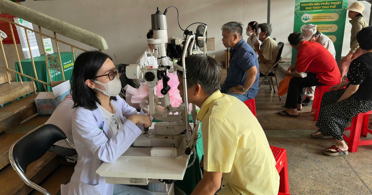 Đang bán hàng, tiểu thương ở chợ được gọi đi... khám mắt