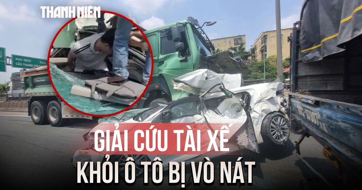 Khoảnh khắc giải cứu tài xế khỏi ô tô bị vò nát sau tai nạn ở Hà Nội
