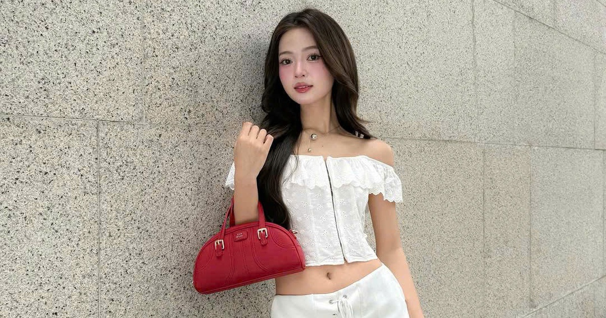 Đánh thức vẻ đẹp kiêu kỳ nhờ bản phối áo trễ vai và chân váy
