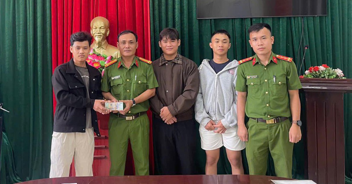 Nhóm sinh viên đi làm thêm nhặt được 30 triệu đồng, giao công an tìm người trả lại