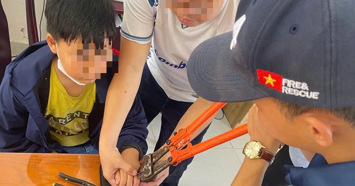 Vòng kim loại siết chặt ngón tay học sinh lớp 6 được Cảnh sát PCCC giải cứu