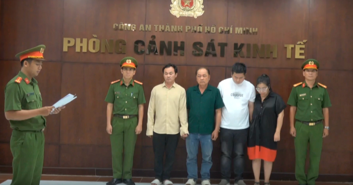 TP.HCM: Bắt giam giám đốc 'phù phép' a xít công nghiệp thành giấm ăn