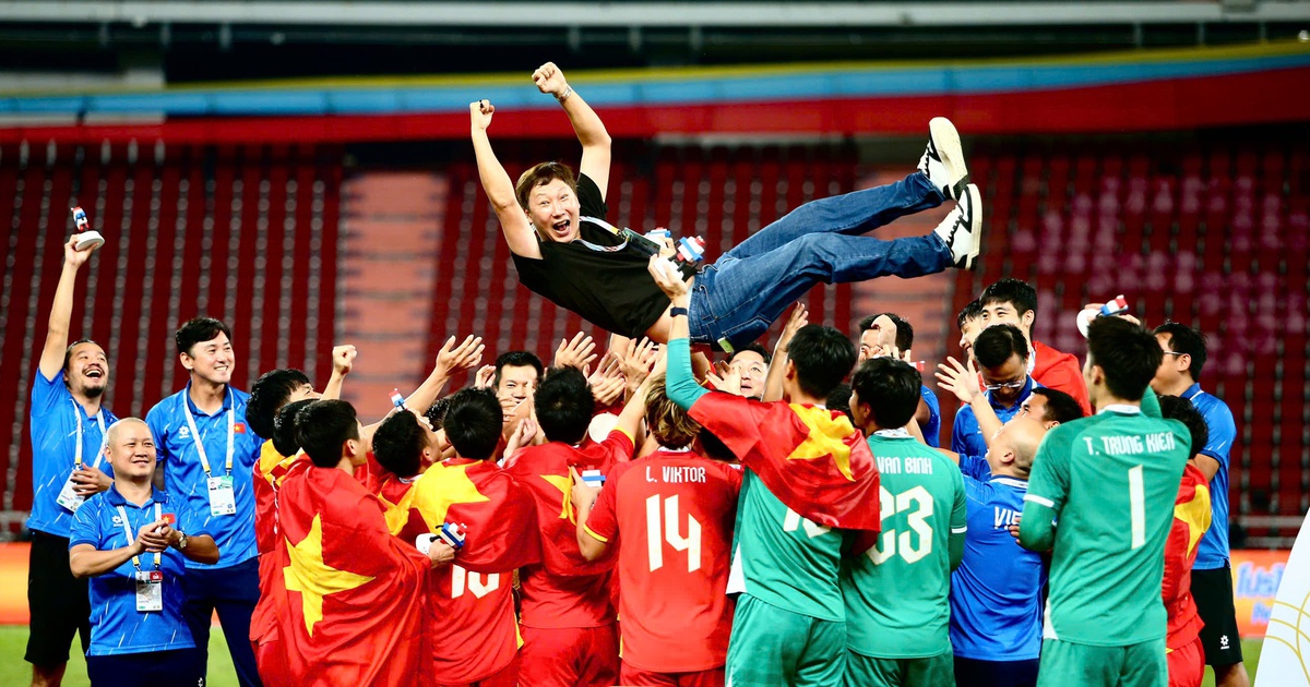 HLV Kim Sang-sik và ông Park Hang-seo dự khán Festival U.14 Gia Lai 2026: Ủng hộ bầu Đức