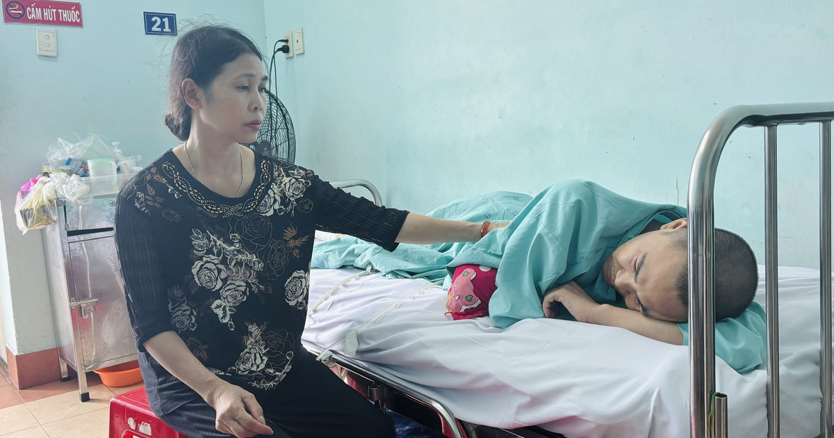 Mẹ nghèo bán đất, vay nợ vẫn không đủ tiền cứu con bị liệt sau tai nạn