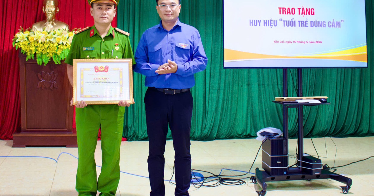 Trao huy hiệu 'Tuổi trẻ dũng cảm' cho đại úy công an cứu trẻ đuối nước