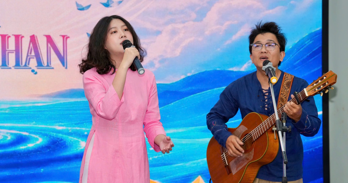 ‘Cô gái hát nhạc Trịnh’ Hoàng Trang mang cảm xúc đặc biệt đến ‘Sống đẹp’