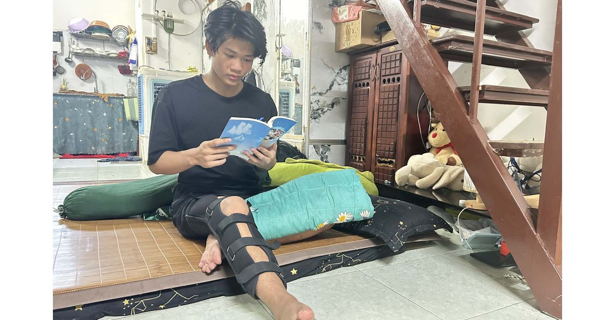 Cậu học trò nghèo mong “phép màu” để có tiền phẫu thuật chân