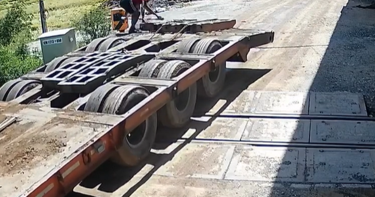 Tài xế lái xe đầu kéo tông gãy cần chắn đường ray tàu hỏa