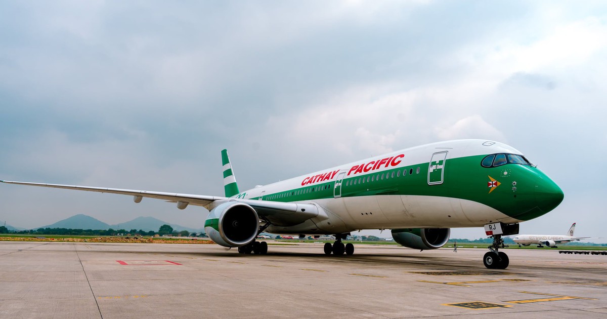 Máy bay phiên bản sinh nhật 80 tuổi của Cathay xuất hiện ở Nội Bài