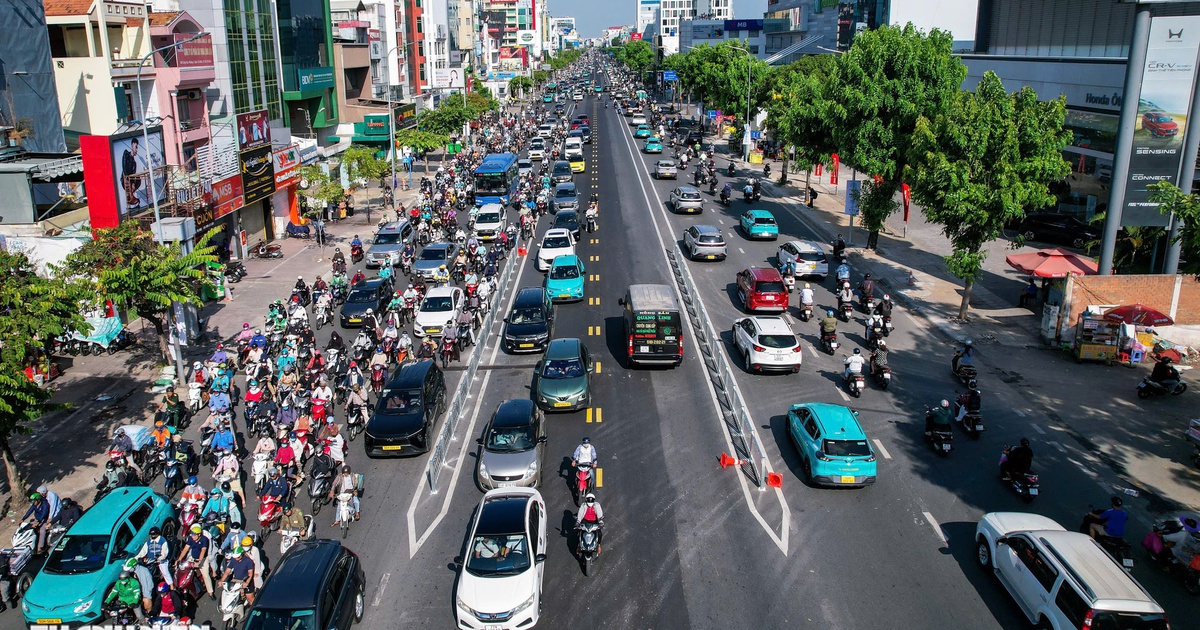 Đường 3 chiều Cộng Hòa: Vì sao phải lắp lại dải phân cách cứng?