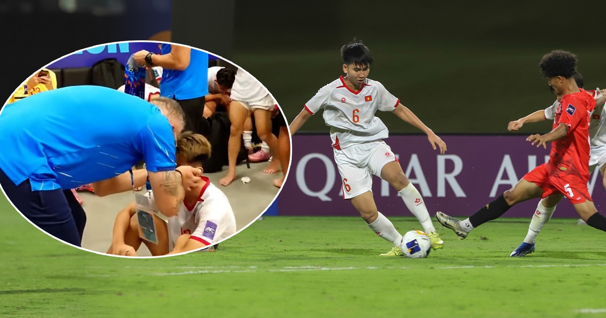 U.17 Việt Nam phá dớp 10 năm không thắng ở châu Á, HLV Roland xúc động ôm từng học trò…