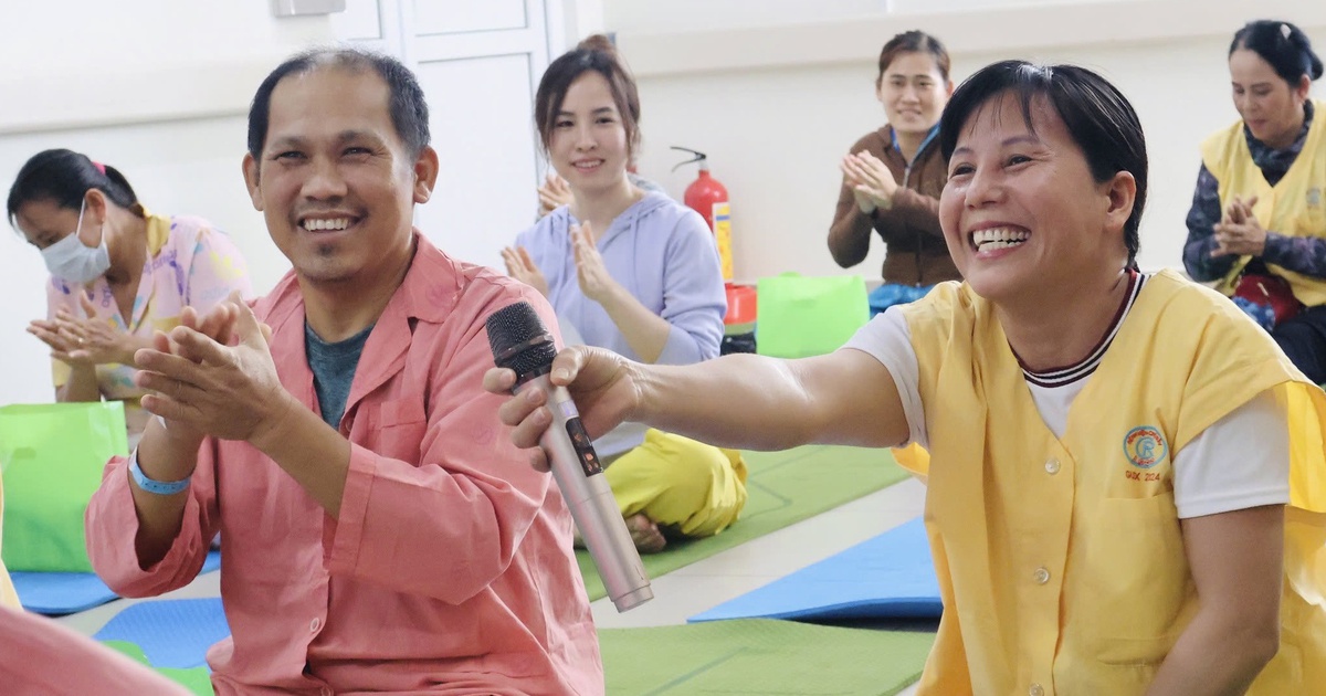 Lớp yoga cho bệnh nhân nặng ở Bệnh viện Chợ Rẫy: 'Ở bệnh viện mà thấy vui'