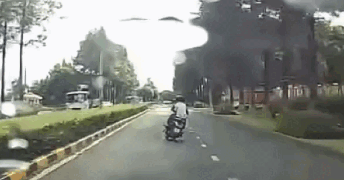 Clip thanh niên lạng lách ở TP.HCM: Người giao xe cũng bị CSGT xử lý