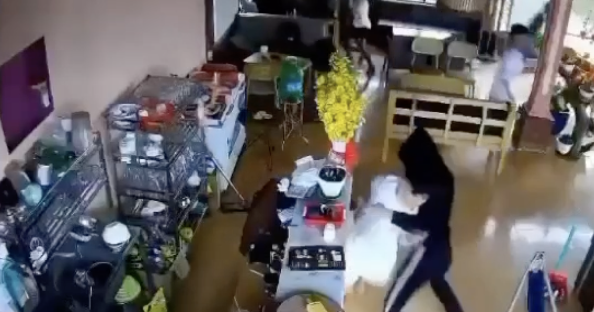 Nhóm thanh niên mang hung khí lao vào quán tấn công khiến 1 người tử vong