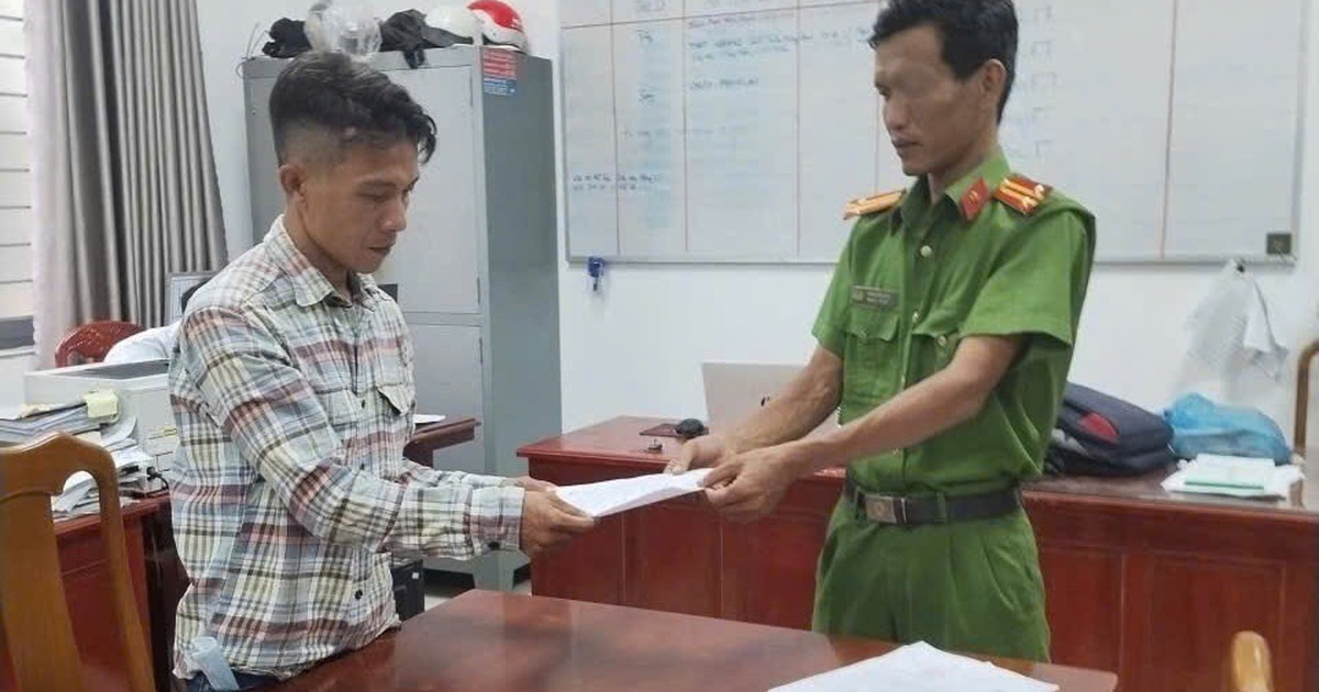 Khởi tố bị can mang dao vào trường học dọa chém phụ huynh