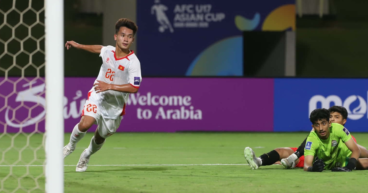 U.17 Việt Nam càng đá càng giống... U.23: HLV Kim Sang-sik tặng áo 'phù thủy' cho Roland