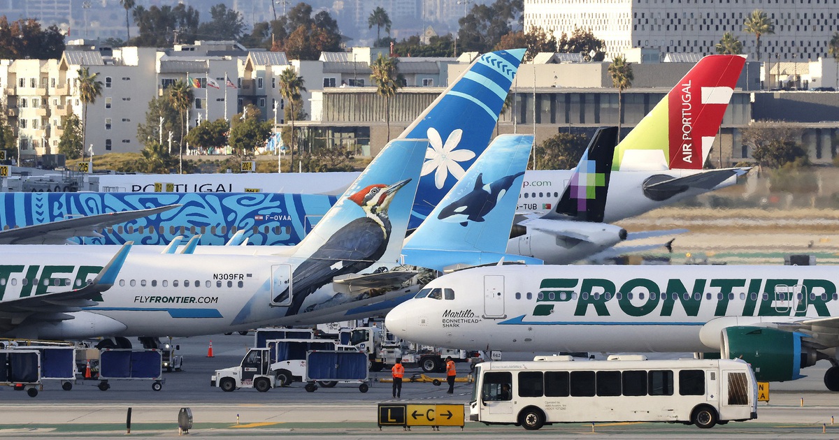 Máy bay Airbus A321 va phải người đi bộ khi đang cất cánh